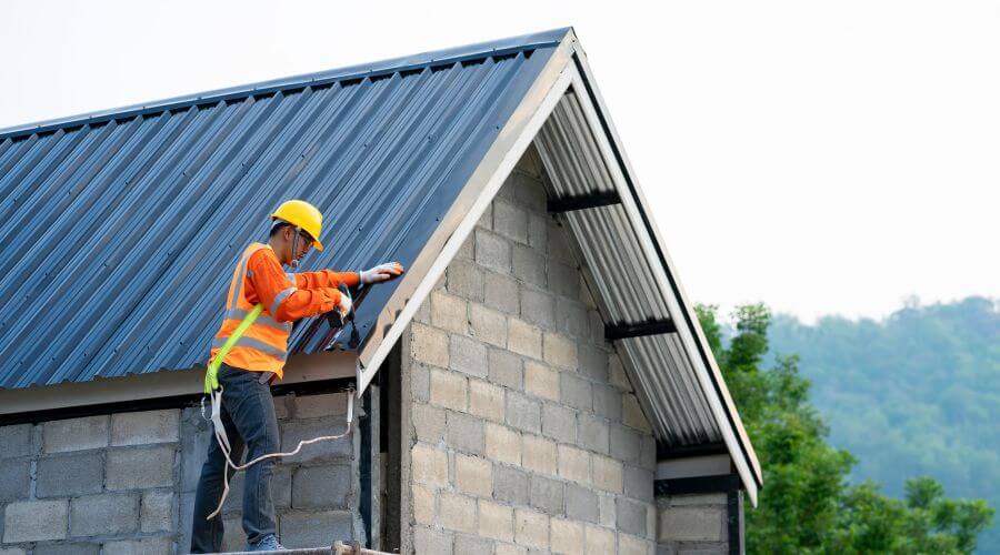 Professional gutter cleaning in El Paso, AR